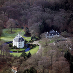 842203 Luchtfoto van kasteel Drakestein met het bijbehorende landschapspark en bos (Slotlaan 9) te Lage Vuursche ...